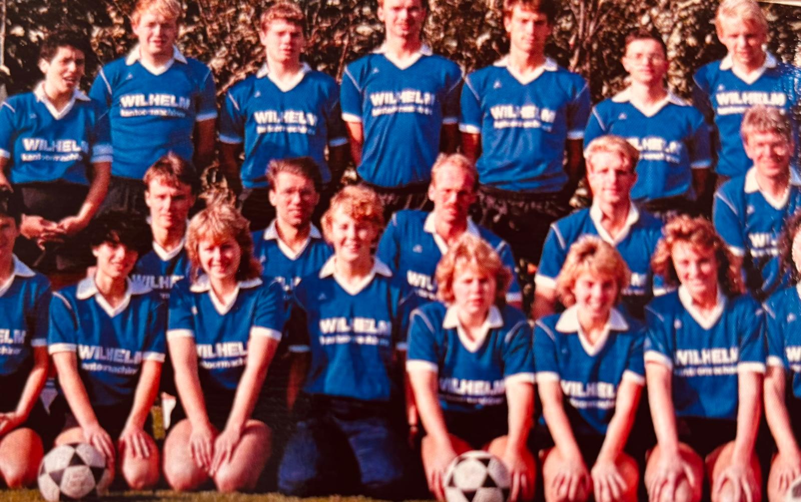 Historische elftalfoto van CKV Nieuwerkerk in blauwe shirts uit de jaren tachtig